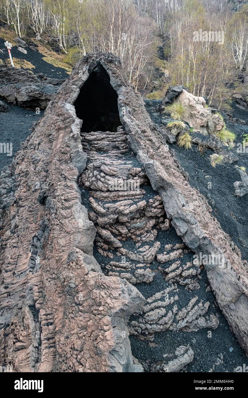 Parte della Grotta di Serracozzo sull'Etna, una grotta o tubo di lava formatosi durante l'eruzione del 1971 Foto Stock