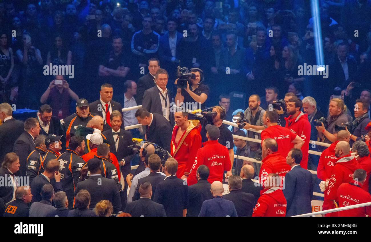 28-11-2015 Dusseldorf Germania. I pugili attendono il verdetto della corte. Klitschko in un cappotto rosso al centro della sala. Vitaly Klitschko anche in ri Foto Stock