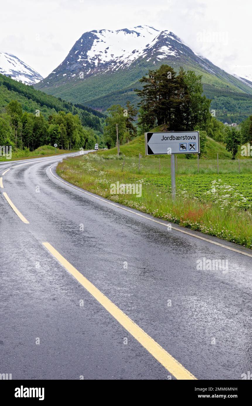 Strada di montagna nel periodo estivo - Andalsnes - Norvegia. 20.06.2012 Foto Stock