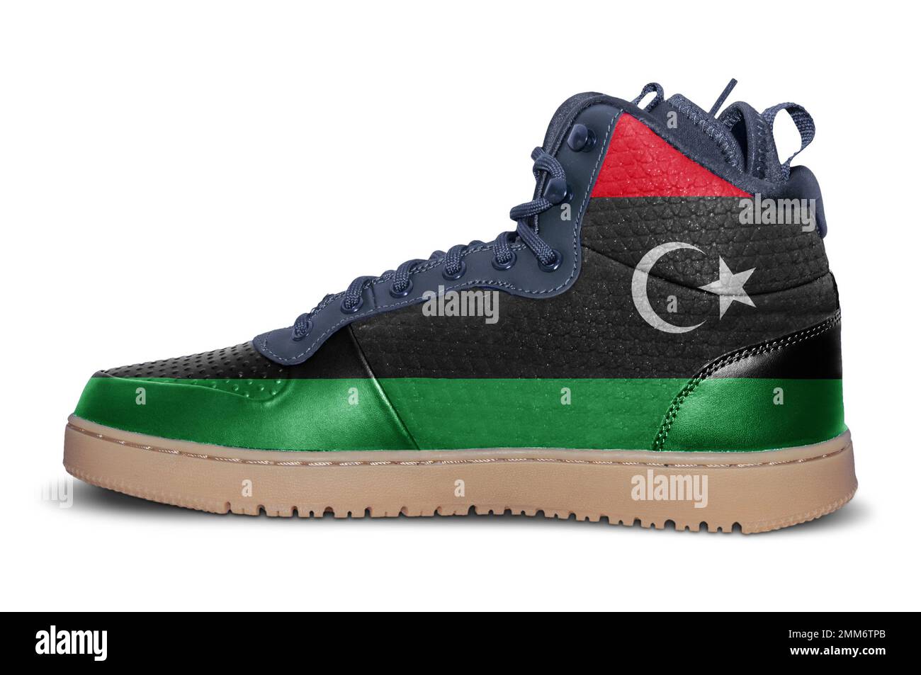 Moda snickers di gomma con bandiera di Libia isolato su sfondo bianco Foto Stock