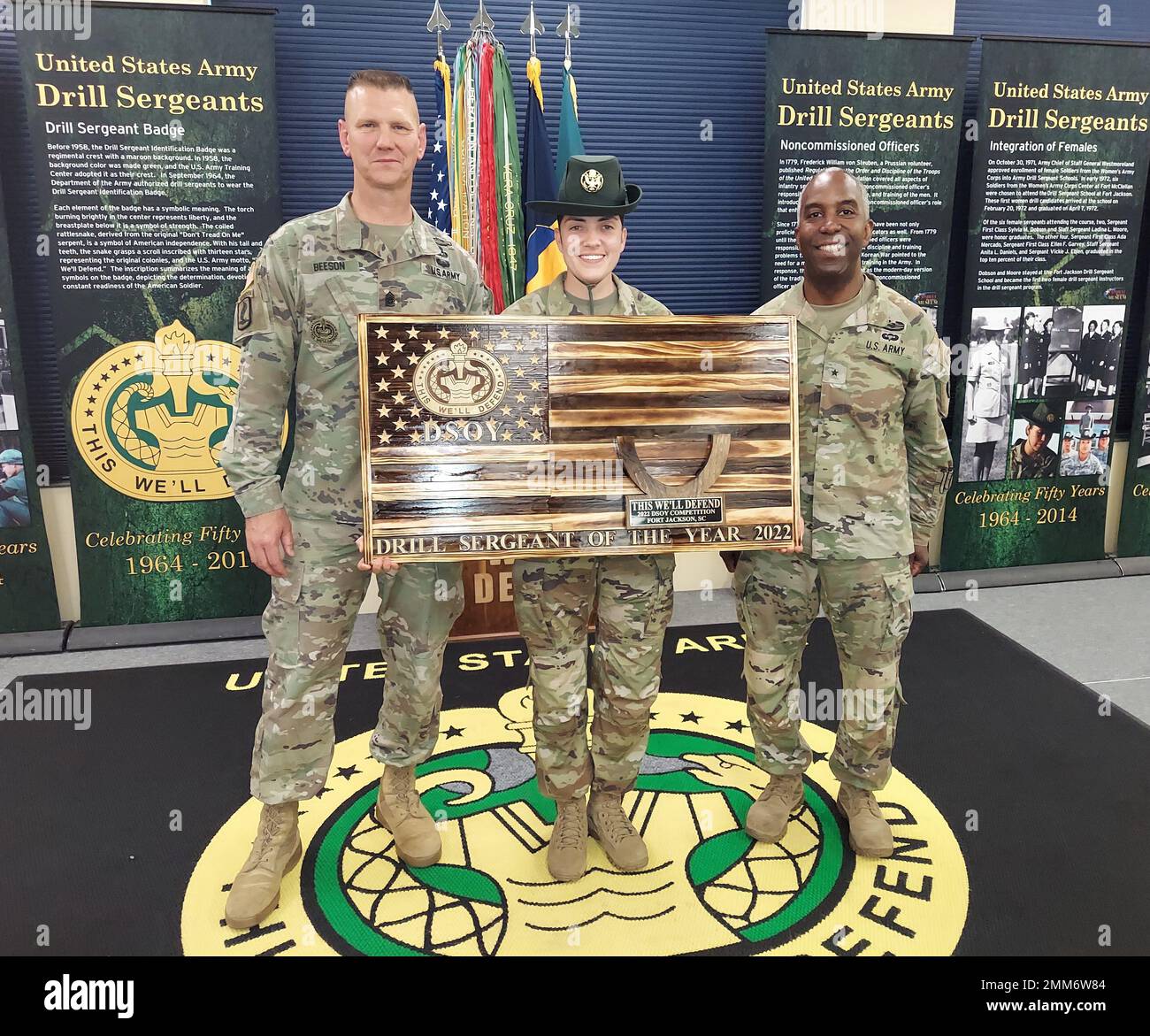 Sergente di perforazione Krista Osborne, 2-10th Regiment fanteria, 3rd Brigata chimica, Fort Leonard Wood, Lu., Premiato con la Meritorious Service Medal e ricevuto l'ambita cintura di Drill Sergeant per la selezione come 2022 Active Duty Drill Sergeant of the Year presso la U.S. Army Drill Sergeant Academy di Fort Jackson, SC, il 15 settembre 2022. (Foto di Gary Loten-Beckford, U.S. Army Center for Initial Military Training, Fort Eustis, Virginia) Foto Stock