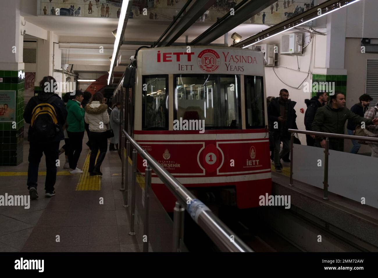 Taksim, Istanbul, Turchia, 21.01.2023: Tram nostalgico in via Istiklal. Persone che camminano su Istiklal Street di notte e viaggiano su un nostalgico tram. Foto Stock