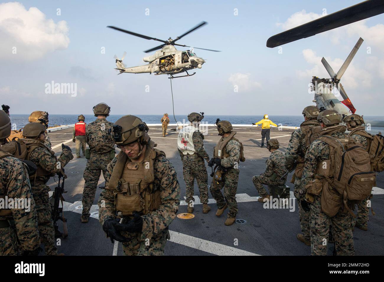 U.S. Marines con Battalion Landing Team 2/5, 31st Marine Expeditionary Unit, attendere il loro relay durante un esercizio di roping veloce giorno e notte a bordo della USS New Orleans (LPD 18) nel Mar Cinese Meridionale, 15 settembre 2022. Il MEU 31st opera a bordo delle navi del Gruppo Amphibious Ready di Tripoli nell'area di attività della flotta 7th per migliorare l'interoperabilità con alleati e partner e servire come pronta forza di risposta per difendere la pace e la stabilità nella regione Indo-Pacifico. Foto Stock