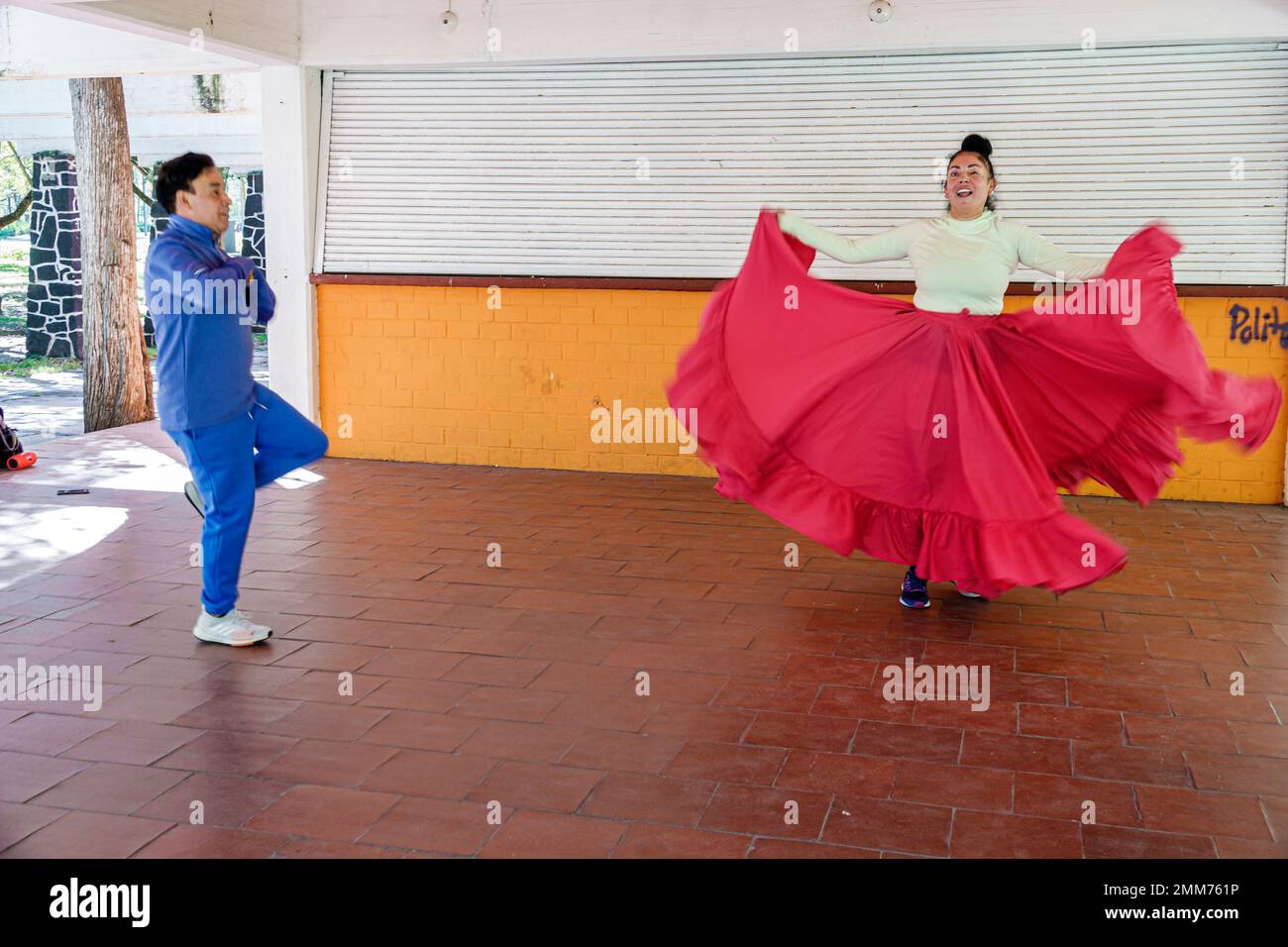 Città del Messico,Bosque de Chapultepec Sezione 2 Foresta,flamenco lezioni insegnante allenatore studente danza pratica,uomo uomini maschio,donna donna donna donna donna donna femmina,adul Foto Stock