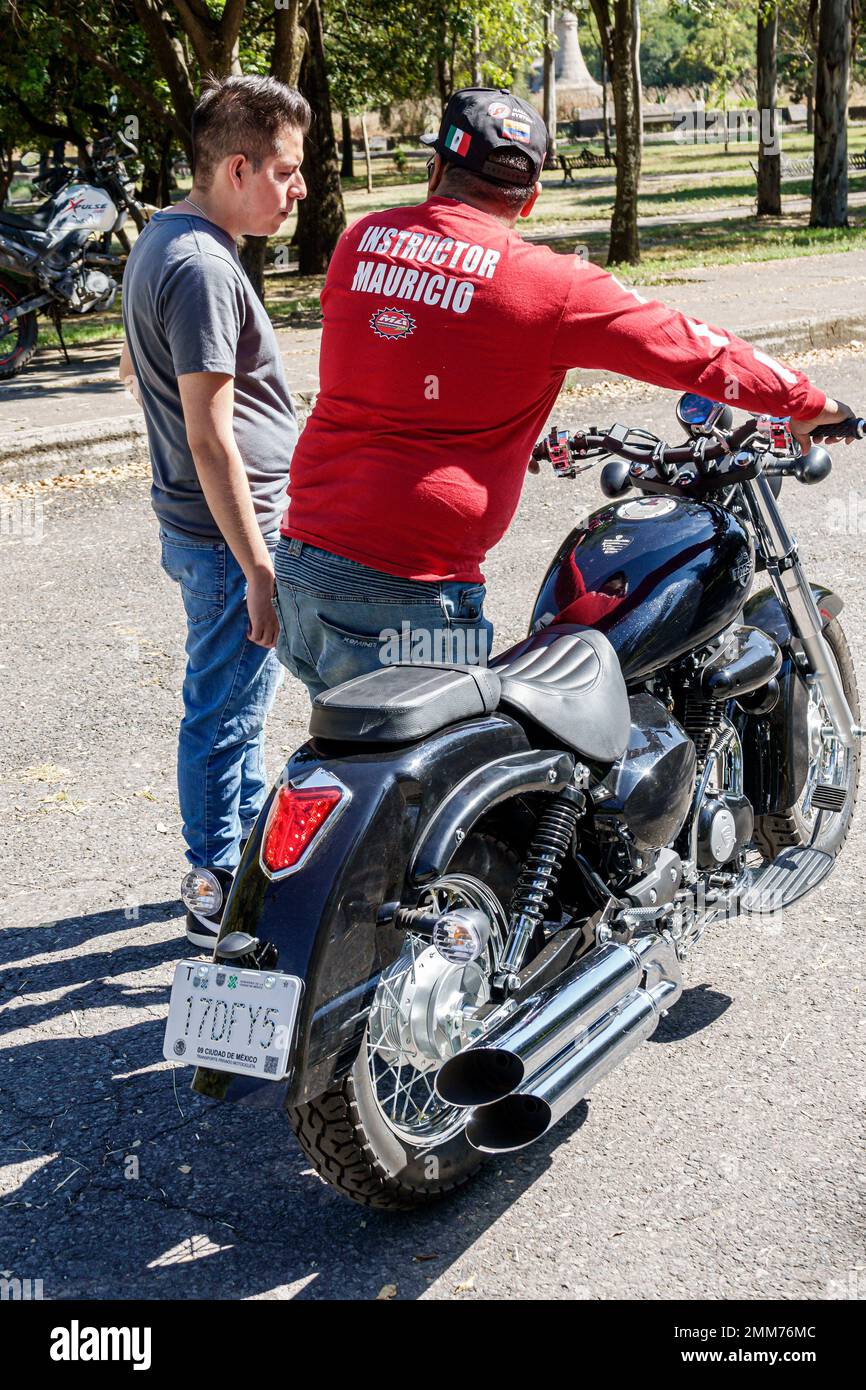 Città del Messico, Bosque de Chapultepec Sezione 2 Foresta, studente istruttore di equitazione moto, uomo uomini maschio, adulti, residenti residenti Foto Stock