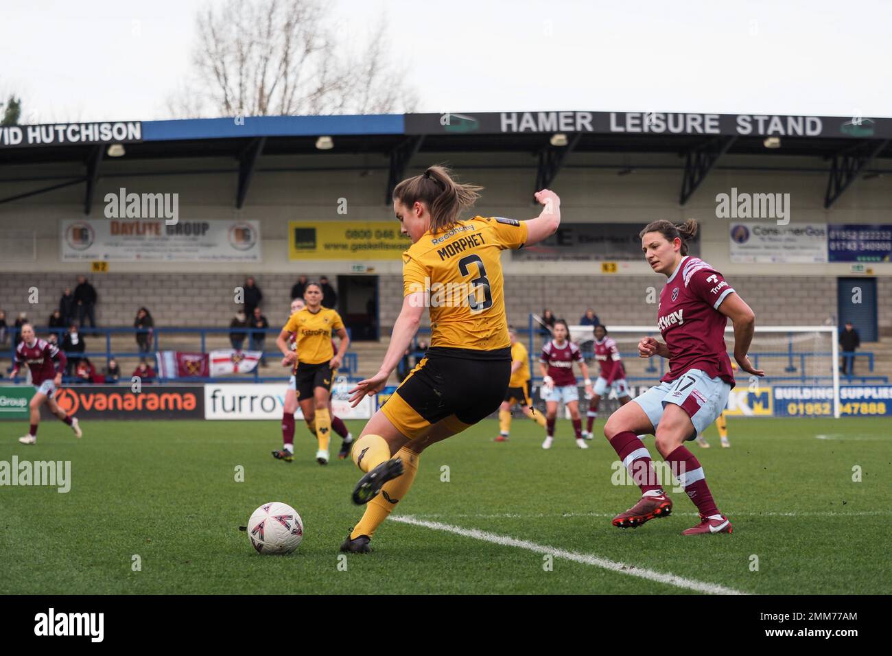 Telford, Regno Unito. 29th Jan, 2023. Telford, Inghilterra, gennaio 29th 2023: Anna Morphet (3 Wolverhampton Wanderers) libera la palla durante la partita di fa Cup femminile tra Wolverhampton Wanderers e West Ham United a New Bucks Head a Telford, Inghilterra (Natalie Mincher/SPP) Credit: SPP Sport Press Photo. /Alamy Live News Foto Stock