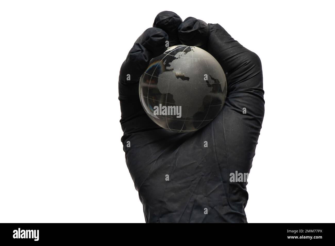 mano in guanti neri tiene un globo di vetro su un bianco Foto Stock