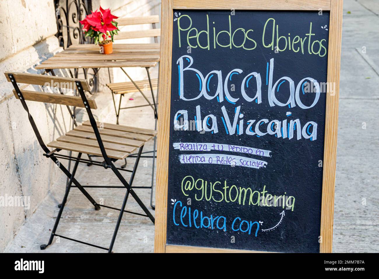 Città del Messico, Avenida Alvaro ObregÃ³n Roma Norte Cuauhtemoc, lavagna, servizio catering Bacalao a la Vizcaina basco stufato salato merluzzo vacanza fiocco, re Foto Stock