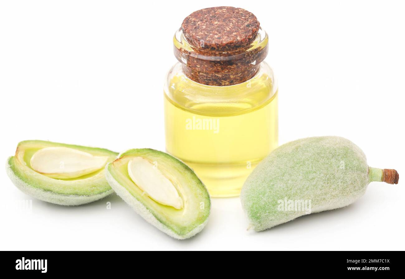 Mandorla verde con olio essenziale su fondo bianco Foto Stock