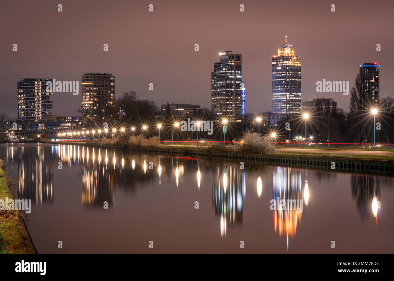 Panorama urbano di Amsterdam in serata, vista sui grattacieli del quartiere di Omval e sul canale Weespertrekvaart Foto Stock