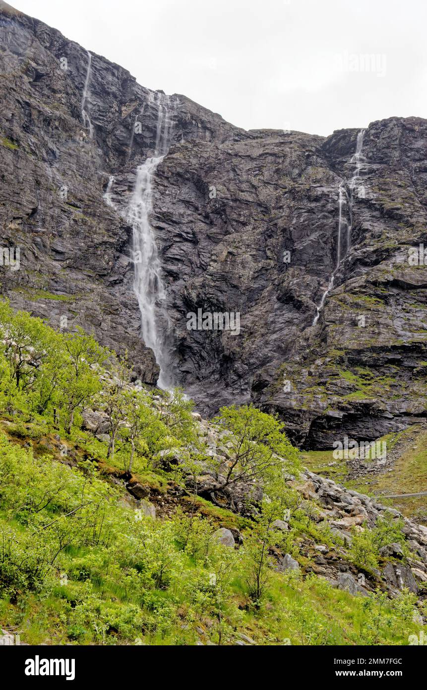 Destinazione di viaggio Norvegia. Parco Nazionale di Jostedalsbreen - cascata - Europa destinazione di viaggio Norvegia Foto Stock