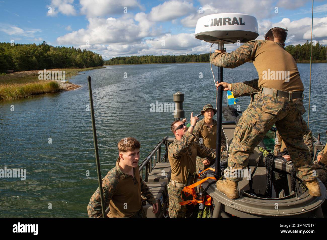 U.S. Marines with Mobile Reconnaissance Company, 2D Light Armored Reconnaissance Battalion, assemblare un sistema radar SIMRAD a bordo di una nave da combattimento svedese 90, durante l'attività fisica Arcipelago Endeavor 2022 (AE22), presso la base navale di Berga, Svezia, 15 settembre 2022. AE22 è un esercizio integrato di formazione sul campo che aumenta le capacità operative e migliora la cooperazione strategica tra i Marines statunitensi e le forze svedesi. Foto Stock