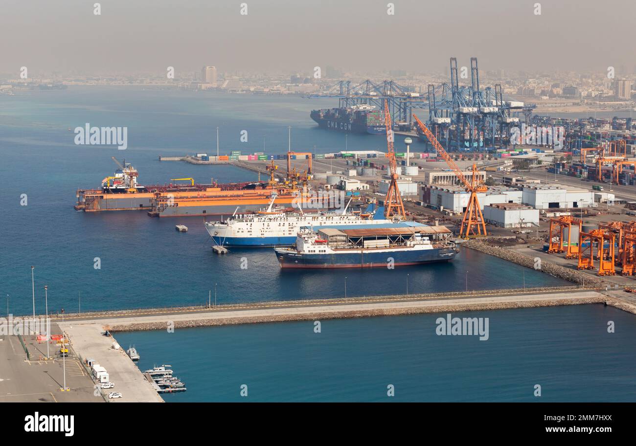 Jeddah, Arabia Saudita - 22 dicembre 2019: Vista aerea del porto marittimo islamico di Jeddah di giorno Foto Stock