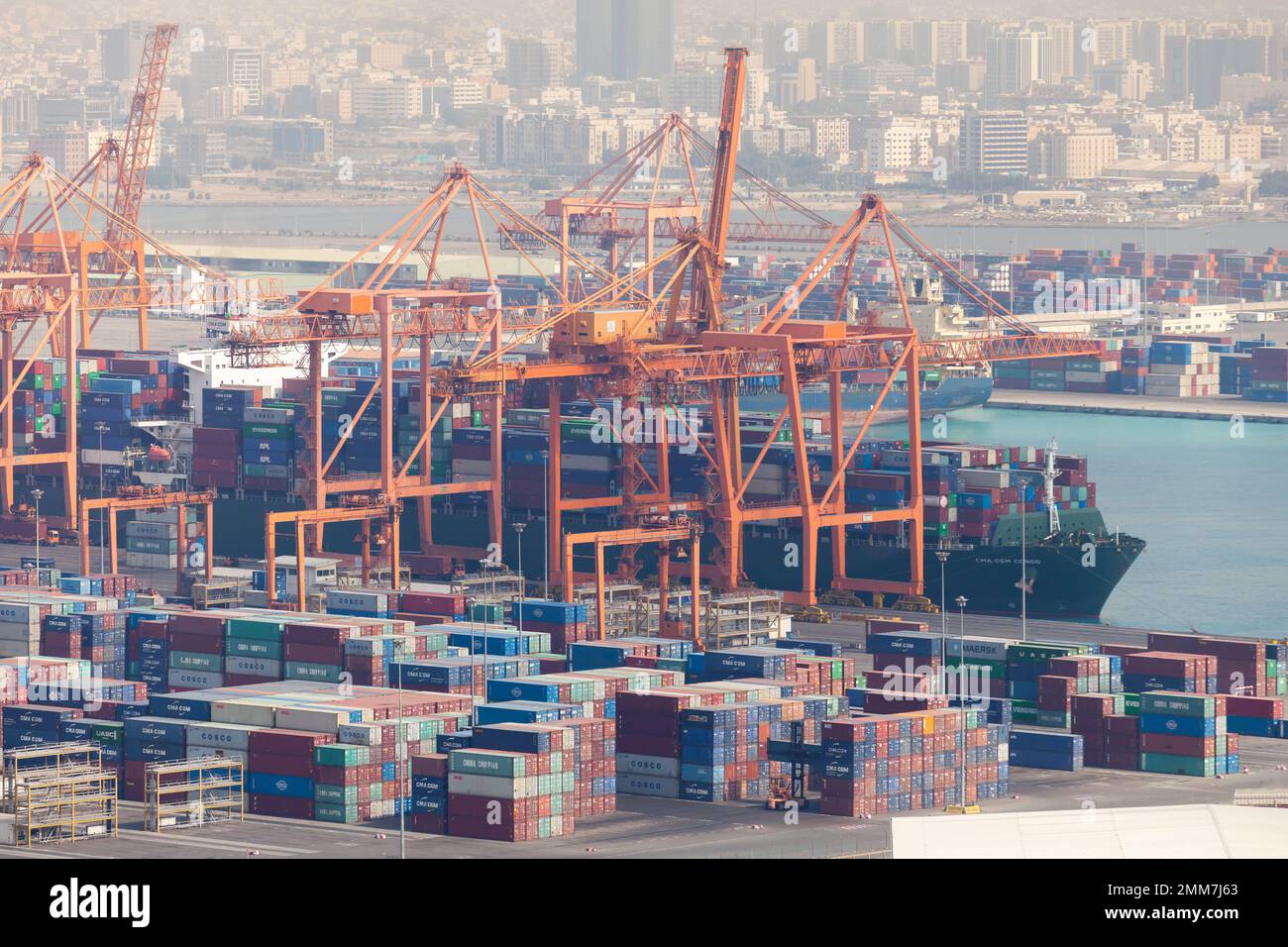 Jeddah, Arabia Saudita - 22 dicembre 2019: Caricamento della nave container al terminal container del porto marittimo islamico di Jeddah Foto Stock