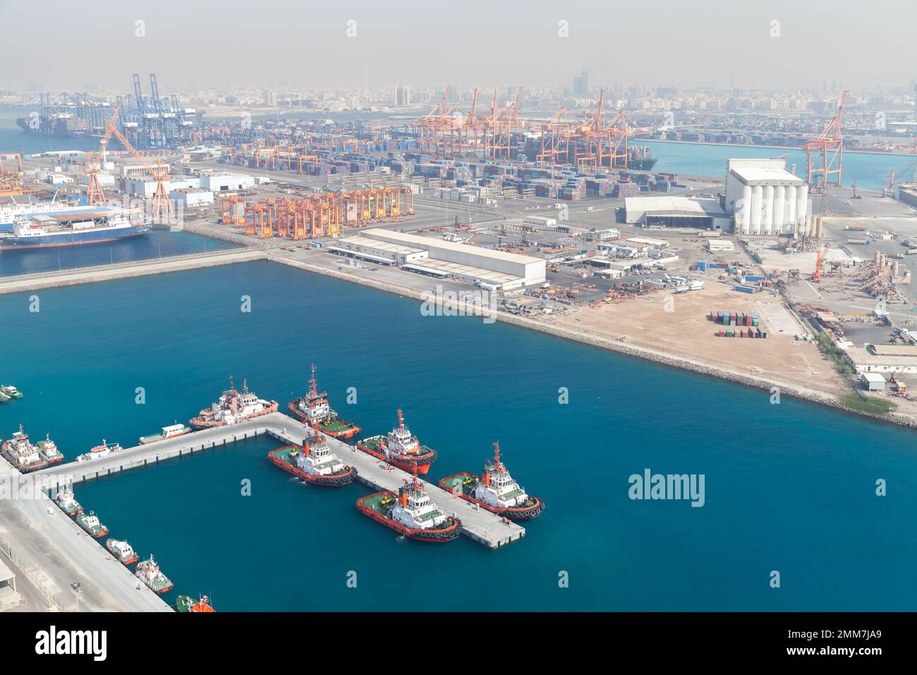 Jeddah, Arabia Saudita - 22 dicembre 2019: Vista aerea del porto marittimo islamico di Jeddah con barche a rimorchiatore ormeggiate in una giornata di sole Foto Stock