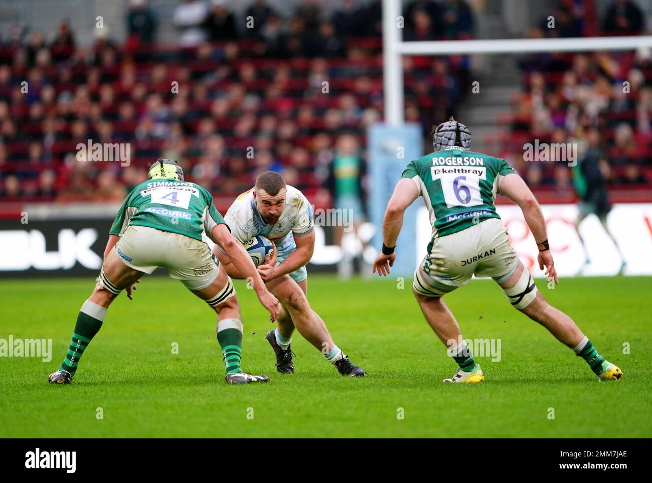 George Head (centro) di Harlequins evade di essere combattuta da Rob Simmons (sinistra) e Matthew Rogerson di Londra durante la partita Gallagher Premiership al GTECH Community Stadium, Londra. Data immagine: Domenica 29 gennaio 2023. Foto Stock