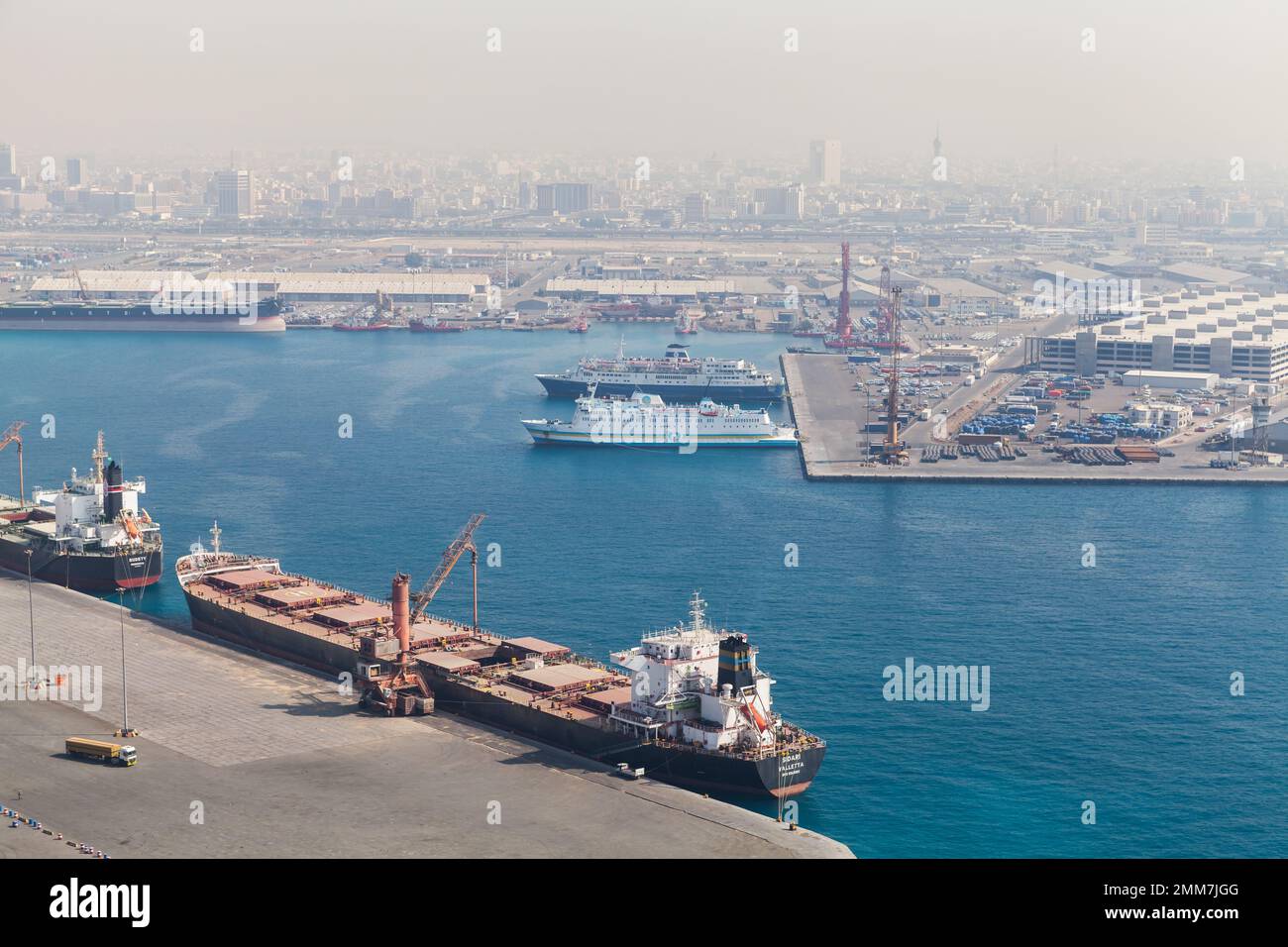 Jeddah, Arabia Saudita - 22 dicembre 2019: Scarico di una nave portarinfuse nel porto marittimo islamico di Jeddah in una giornata di sole Foto Stock