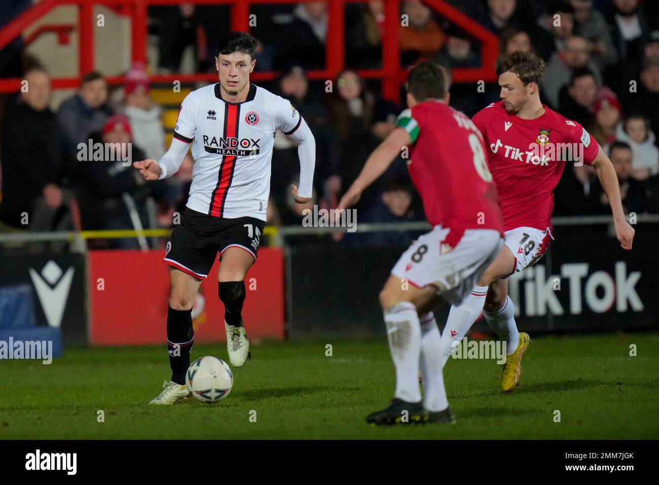 Anel Ahmedhod?i? 15 di Sheffield United corre atLuke Young 8 di