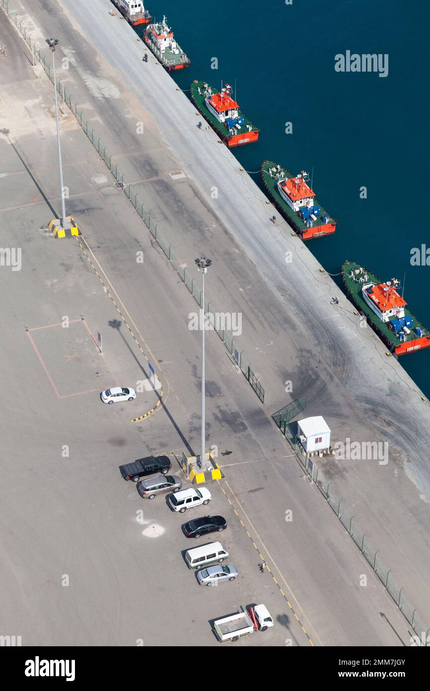 Jeddah, Arabia Saudita - 22 dicembre 2019: Le barche pilota sono ormeggiate al porto di Jeddah, foto aerea Foto Stock