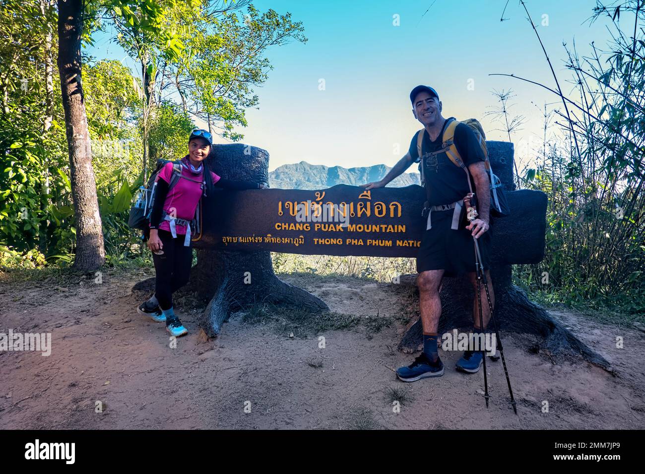 Inizia il trekking verso il monte Khao Chang Phueak, il parco nazionale di Thong Pha Phum, Kanchanaburi, Thailandia Foto Stock