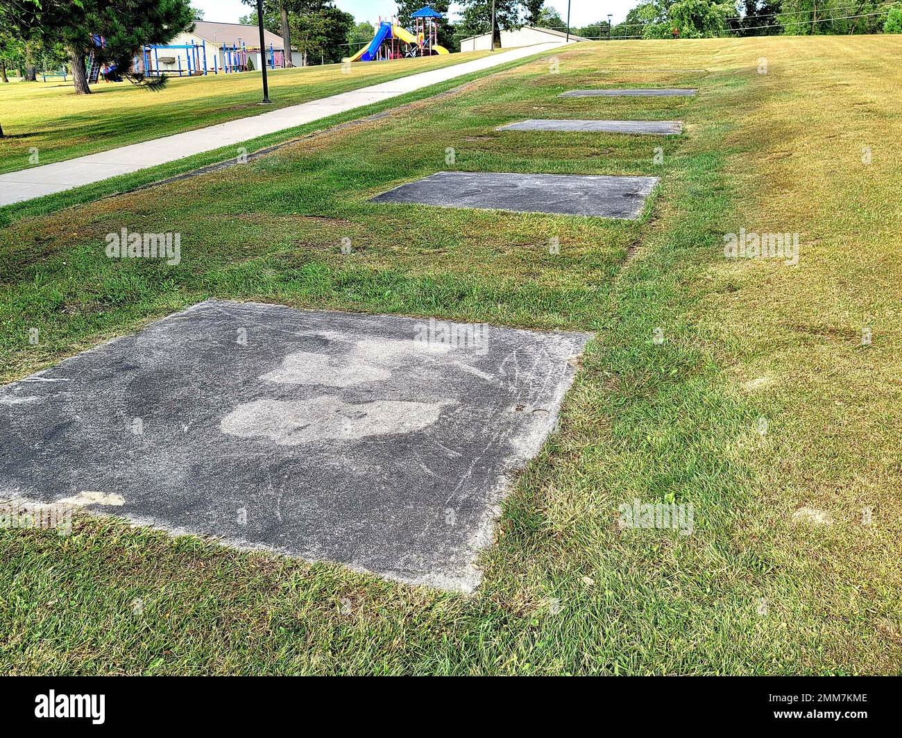 Un'area in cui un'indagine archeologica su South Post è stata completata nel luglio 2022 a Fort McCoy, Wisconsin, è mostrata il 15 settembre 2022. Le aree guardate erano piazzole di cemento dove le truppe posero tende militari e bivacco quasi 90 anni fa dopo la prima guerra mondiale Il lavoro di archeologia è in corso su Fort McCoy per decenni non solo per guardare indietro e documentare la storia militare del posto, ma anche il lontano passato della zona, dove sono stati trovati manufatti di migliaia di anni. Foto Stock