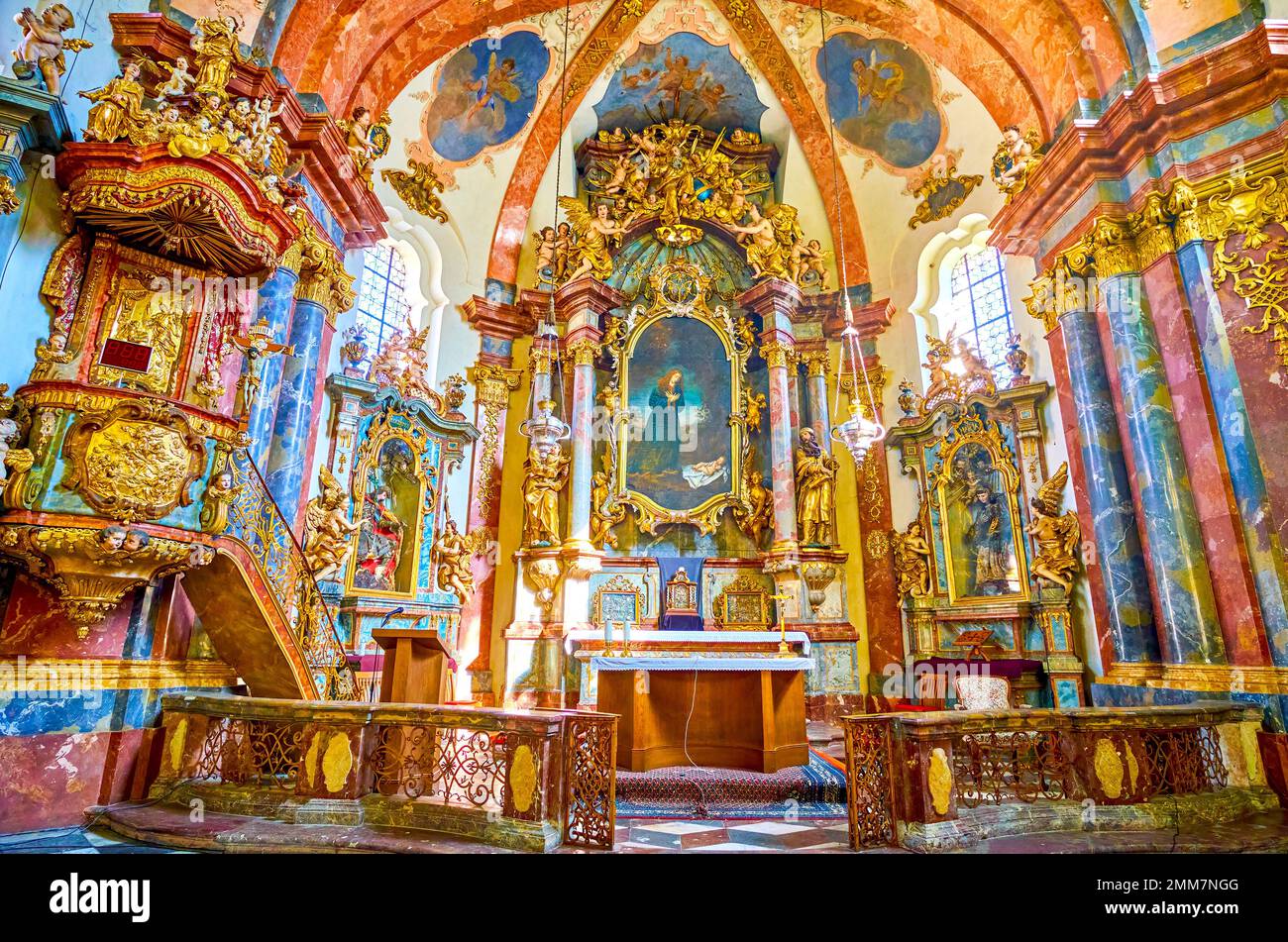 PRAGA, REPUBBLICA CECA - 11 MARZO 2022: Altare della Chiesa della Natività a Loreta con icona storica in cornice dorata con angeli, il 11 marzo a Praga, CZE Foto Stock