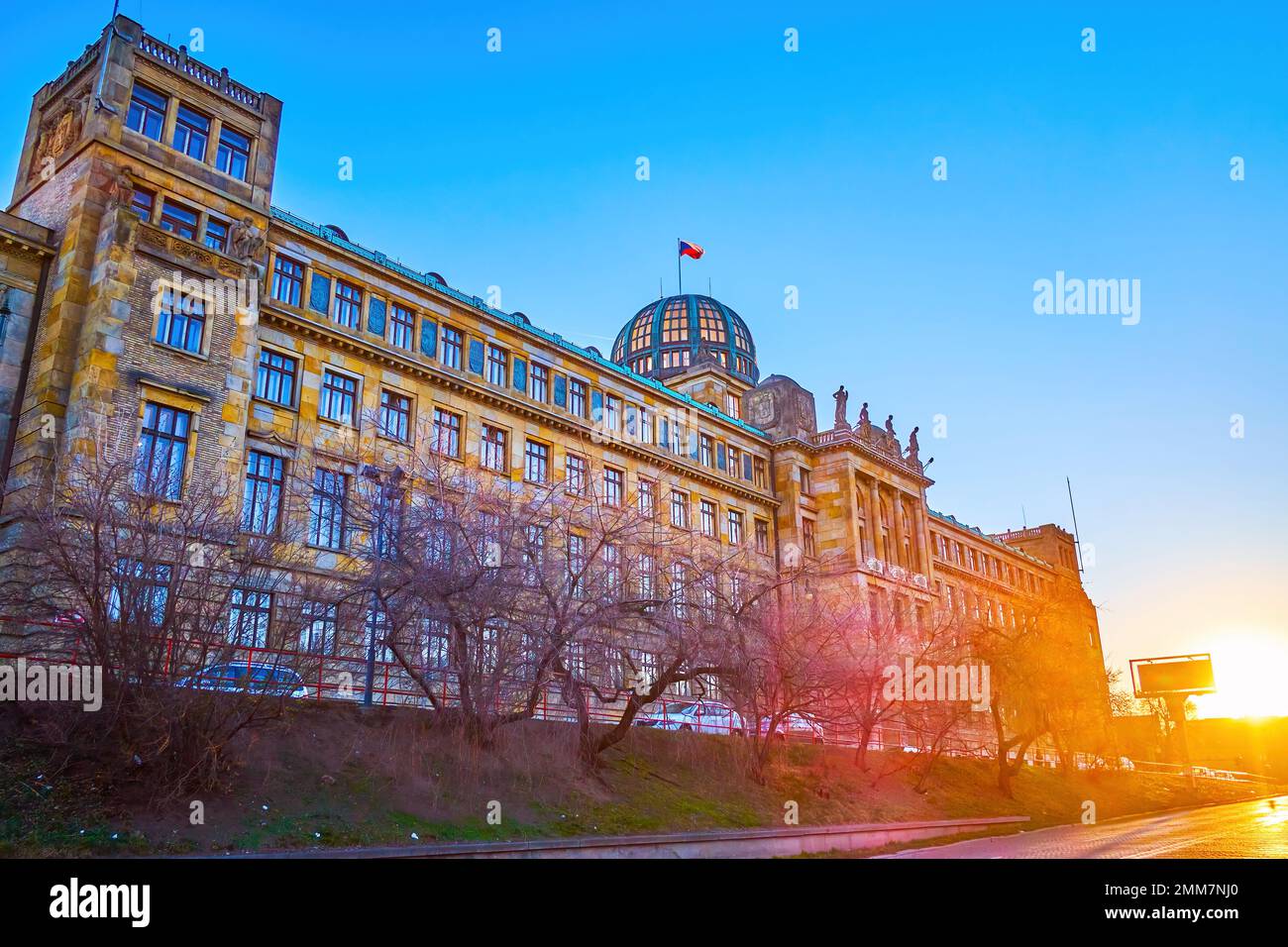 L'edificio panoramico del Ministero dell'industria e del Commercio sul fiume Moldava a Praga, in Repubblica Ceca Foto Stock