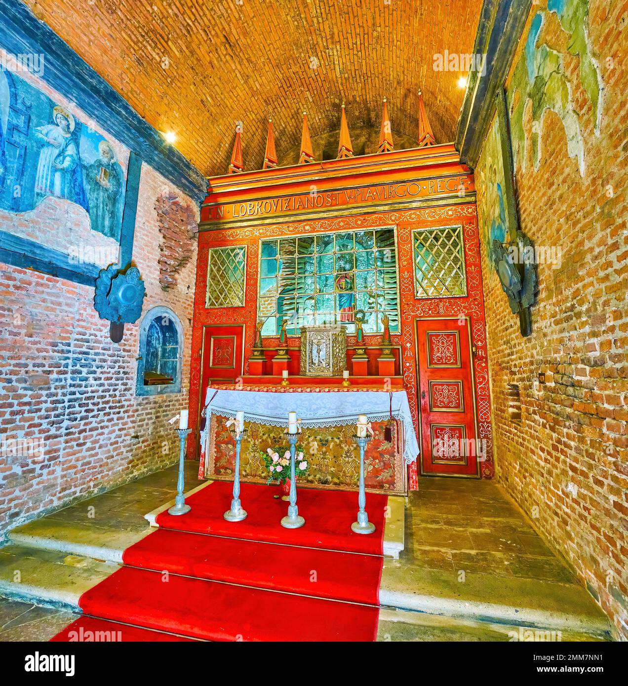 PRAGA, CZECHIA - 11 MARZO 2022: La pala d'altare panoramica nella Cappella Loreta con scultura alla Madonna Nera di Loreta, il 11 marzo a Praga, in Cechia Foto Stock