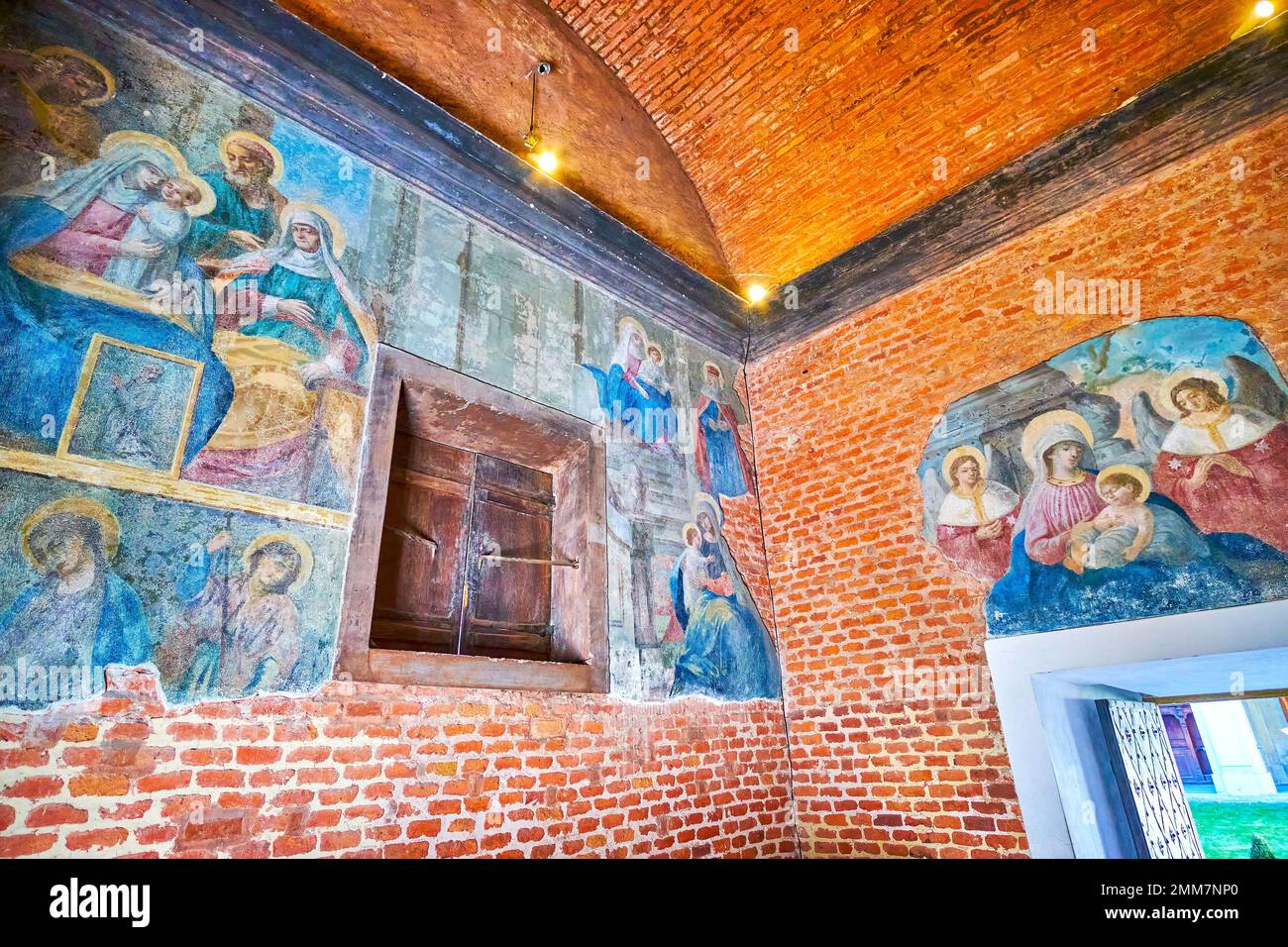 PRAGA, CZECHIA - 11 MARZO 2022: Gli affreschi medievali sui temi biblici nella Cappella di nostra Signora di Loreta, il 11 marzo a Praga, in Cechia Foto Stock