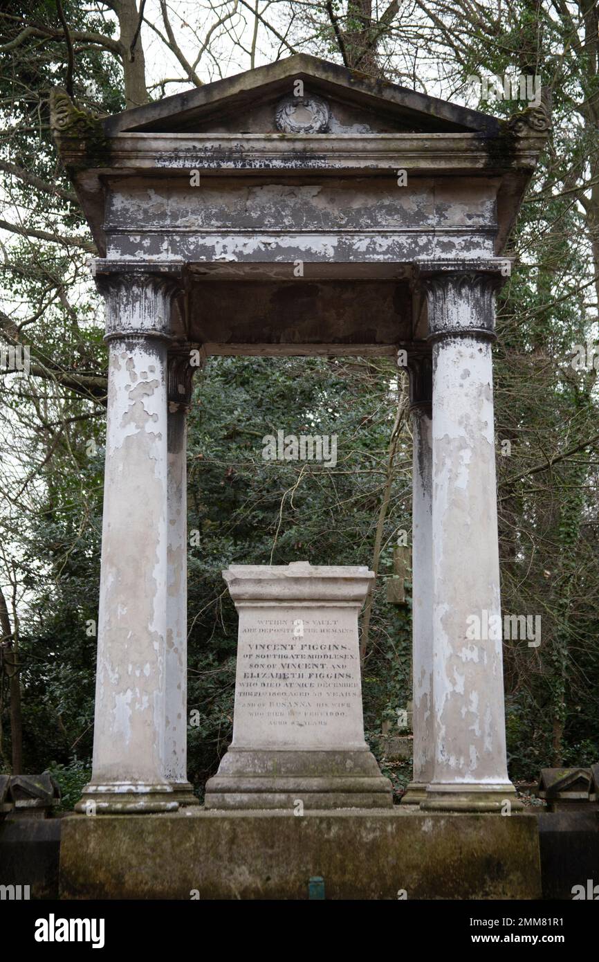 Tomba di Vincent Figgins nel Cimitero Nunhead, uno dei magnifici sette cimiteri e Riserva Naturale locale a Londra, Inghilterra Foto Stock