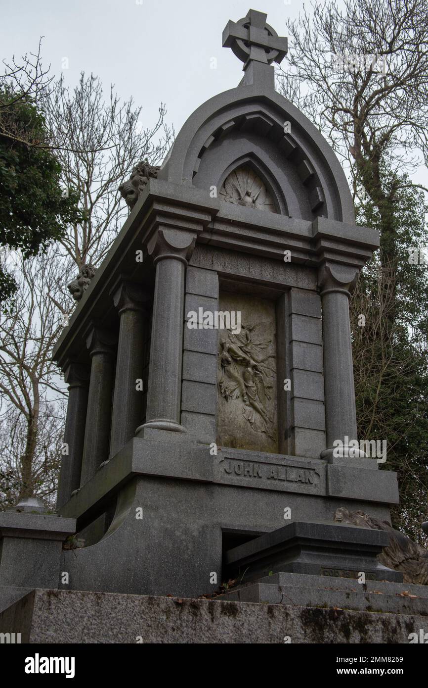 Monumento a John Allen nel Cimitero Nunhead, uno dei magnifici sette cimiteri, ora una riserva naturale a Londra, Inghilterra Foto Stock