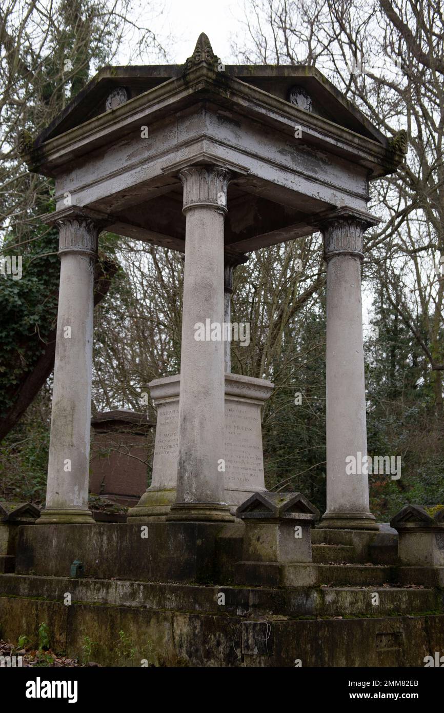 Tomba di Vincent Figgins nel Cimitero Nunhead, uno dei magnifici sette cimiteri e Riserva Naturale locale a Londra, Inghilterra Foto Stock