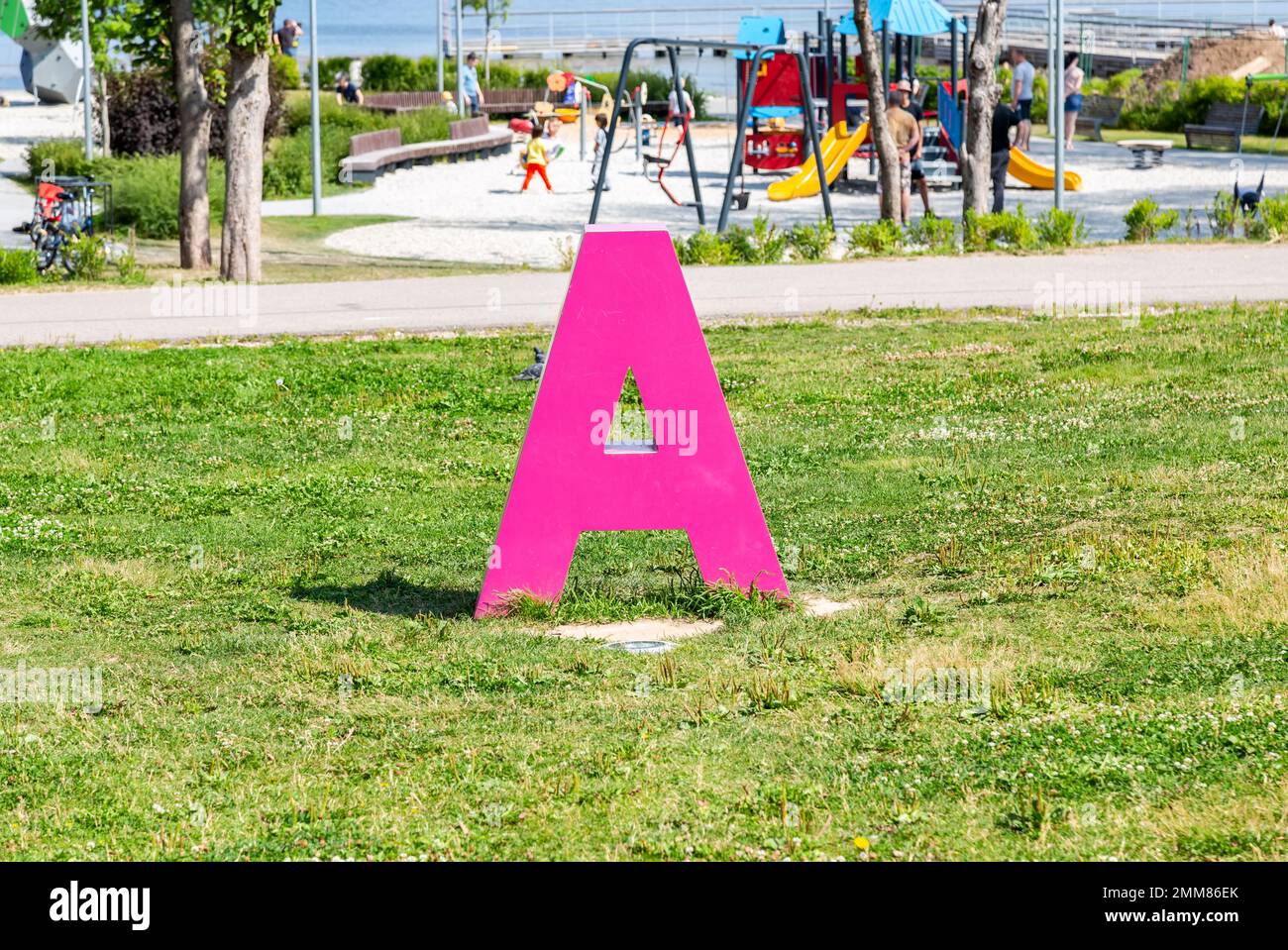 Il layout delle lettere in lingua russa si trova sulla strada della città in estate Foto Stock