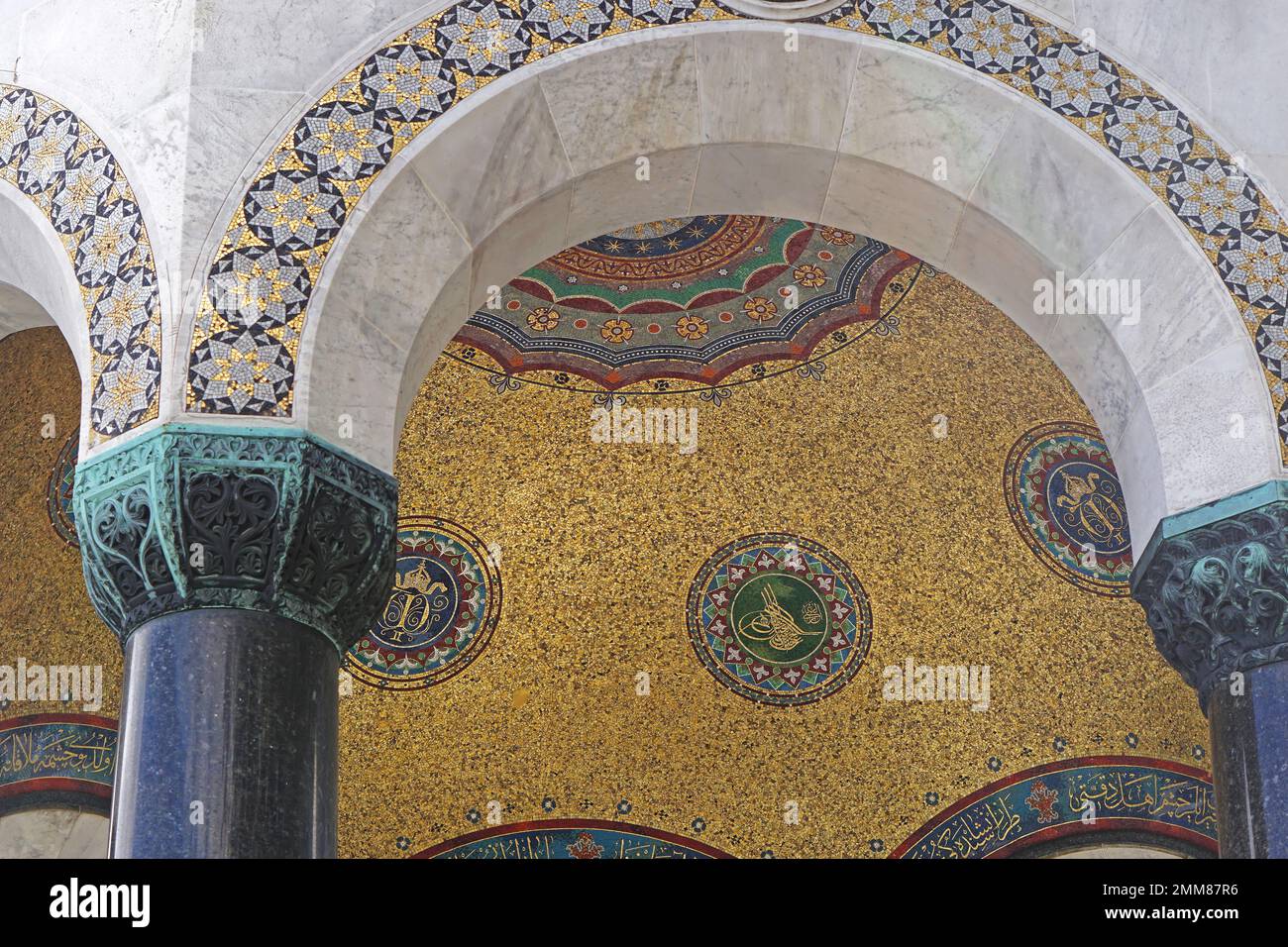 Fontana tedesca con soffitto a mosaico d'oro all'Ippodromo di Istanbul in Turchia Foto Stock