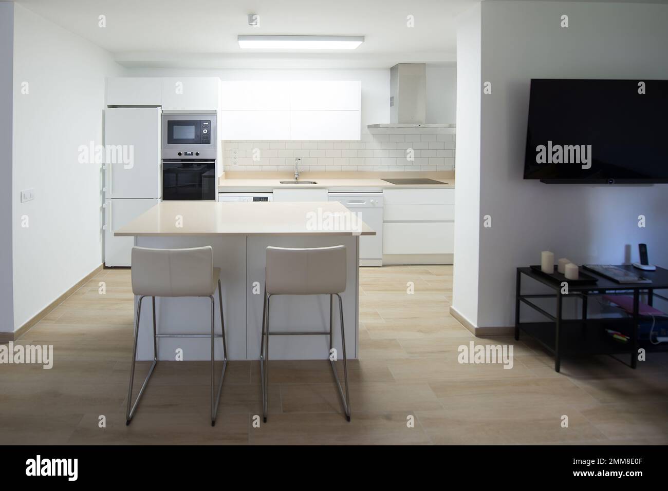 Cucina moderna di una casa perfettamente attrezzata con tutti i suoi elettrodomestici Foto Stock