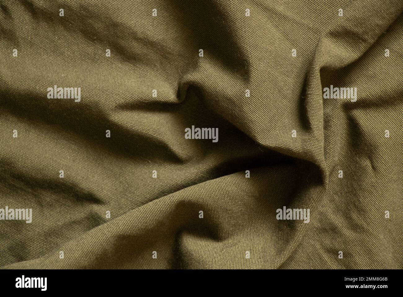 tessuto verde scuro sbriciolato come sfondo, tessuto verde Foto Stock