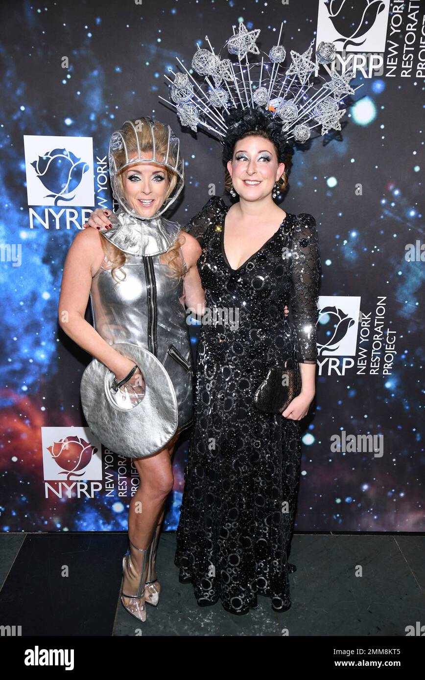 Jane Krakowski, left, and Sophie Von Haselberg attend Bette Midler's New York Restoration Project's 22nd annual Hulaween party at the Cathedral of St. John the Divine on Monday, Oct. 29, 2018, in New York. (Photo by Charles Sykes/Invision/AP) Foto Stock