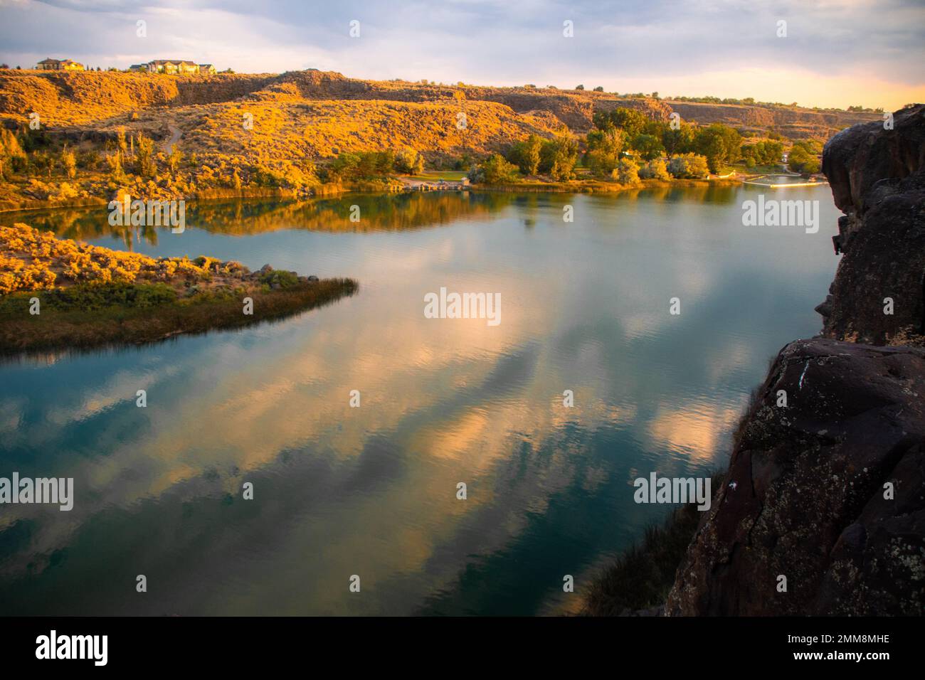 Lago Dierkes a Twin Falls, Idaho al tramonto con riflessione sull'acqua Foto Stock