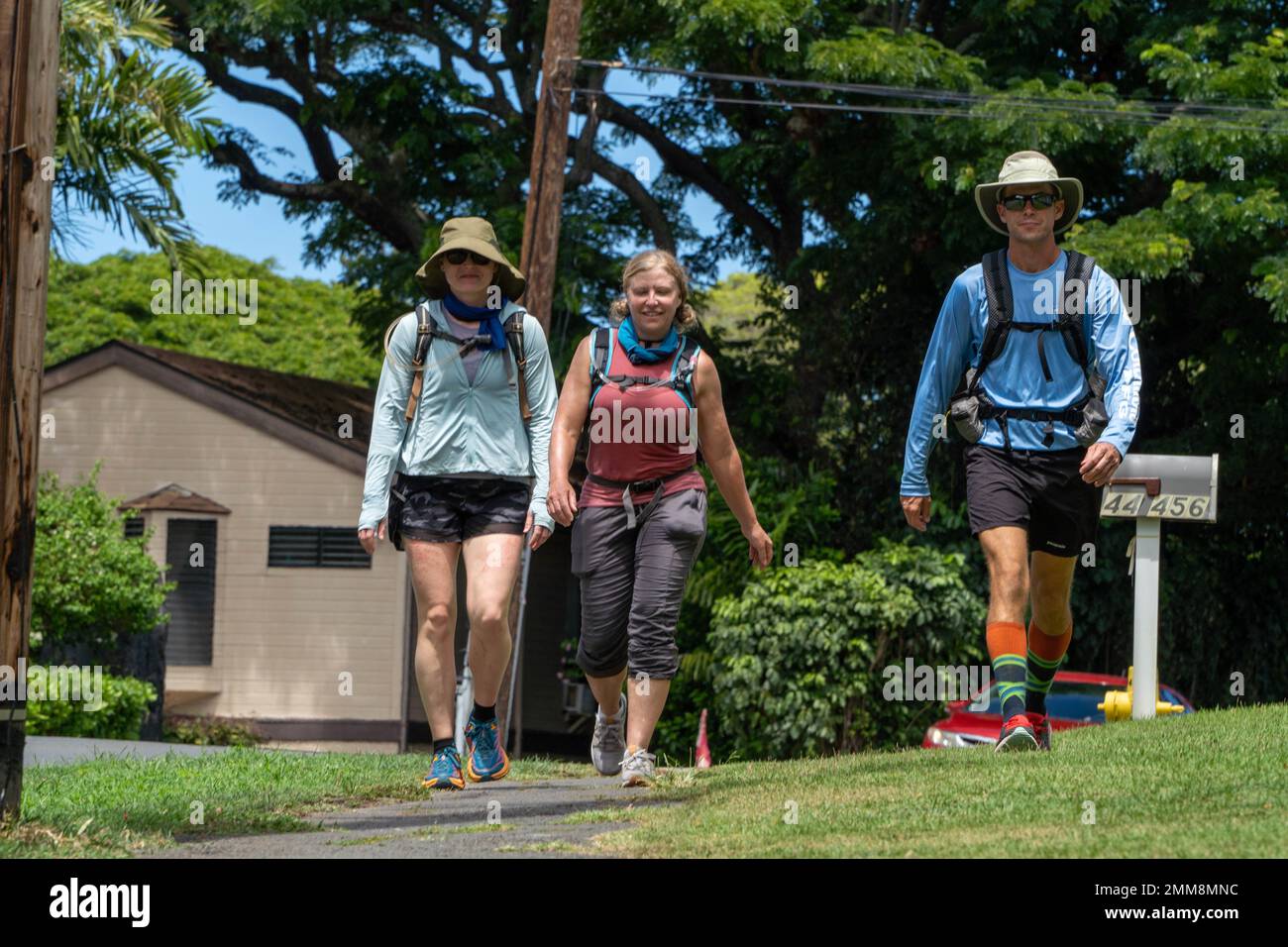 I membri del 392nd Intelligence Squadron Trek intorno all'isola di Oahu, 12 settembre 2022. Il team di resilienza del Gruppo Intelligence, sorveglianza e Riconissance si è impegnato a completare il percorso di 138 km per la resilienza per il terzo anno consecutivo. "Sono incredibilmente felice di essere qui e di far parte della squadra di resilienza, di camminare con tutti gli squadroni qui fuori, di camminare insieme e di conoscerli e di conoscere le loro esigenze." Meghan Dailey, 692 assistente medico ISRG. "È stata una sfida enorme, ma ci accingiamo a superare e a fare un'escursione". Foto Stock