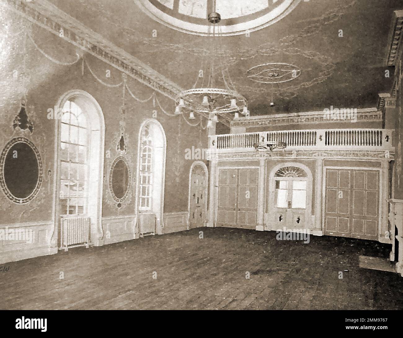 Pub e taverne inglesi - Una fotografia di circa 1940 anni della Adam Ballroom al Lion a Shrewsbury. Re Guglielmo IV, Charles Dickens, i Beatles e Charles Darling sono stati qui. Foto Stock