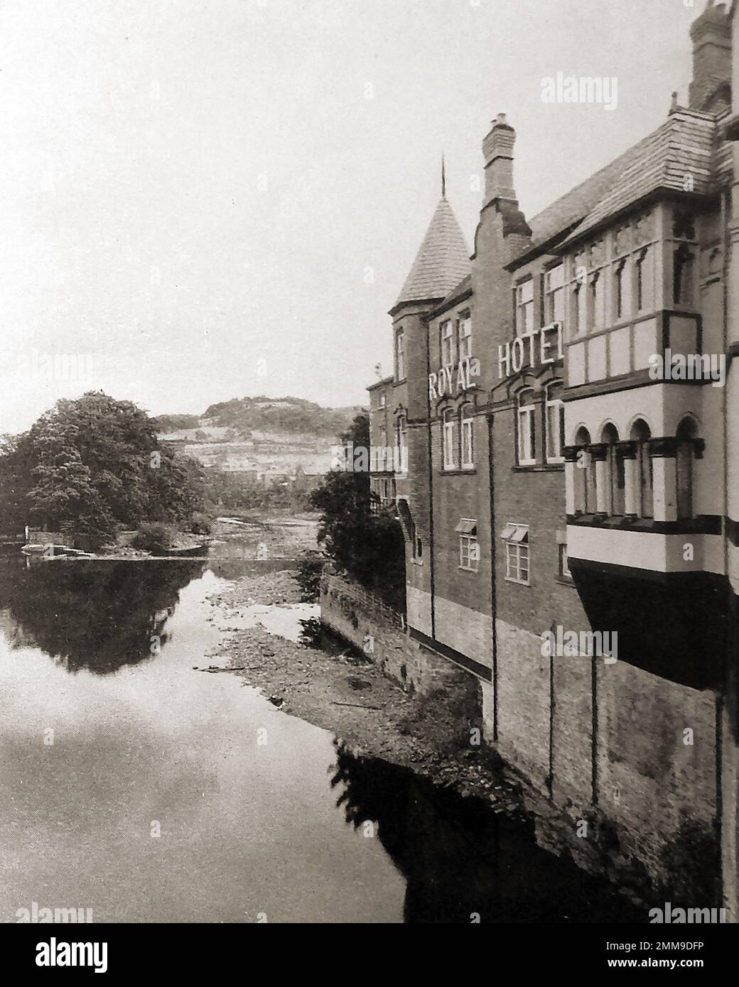 Pub e taverne inglesi - Una fotografia di circa 1940 anni del Royal Hotel (ex testa del Re - 1752) a Llangollen, Galles. Nel 1832 la principessa Vittoria, la futura regina, rimase alla testa del Re con la madre, la duchessa del Kent. Porta al cambio di nome in King's Head e Royal Hotel. Durante la prima guerra mondiale Samuel Richard Johnson era proprietario Foto Stock