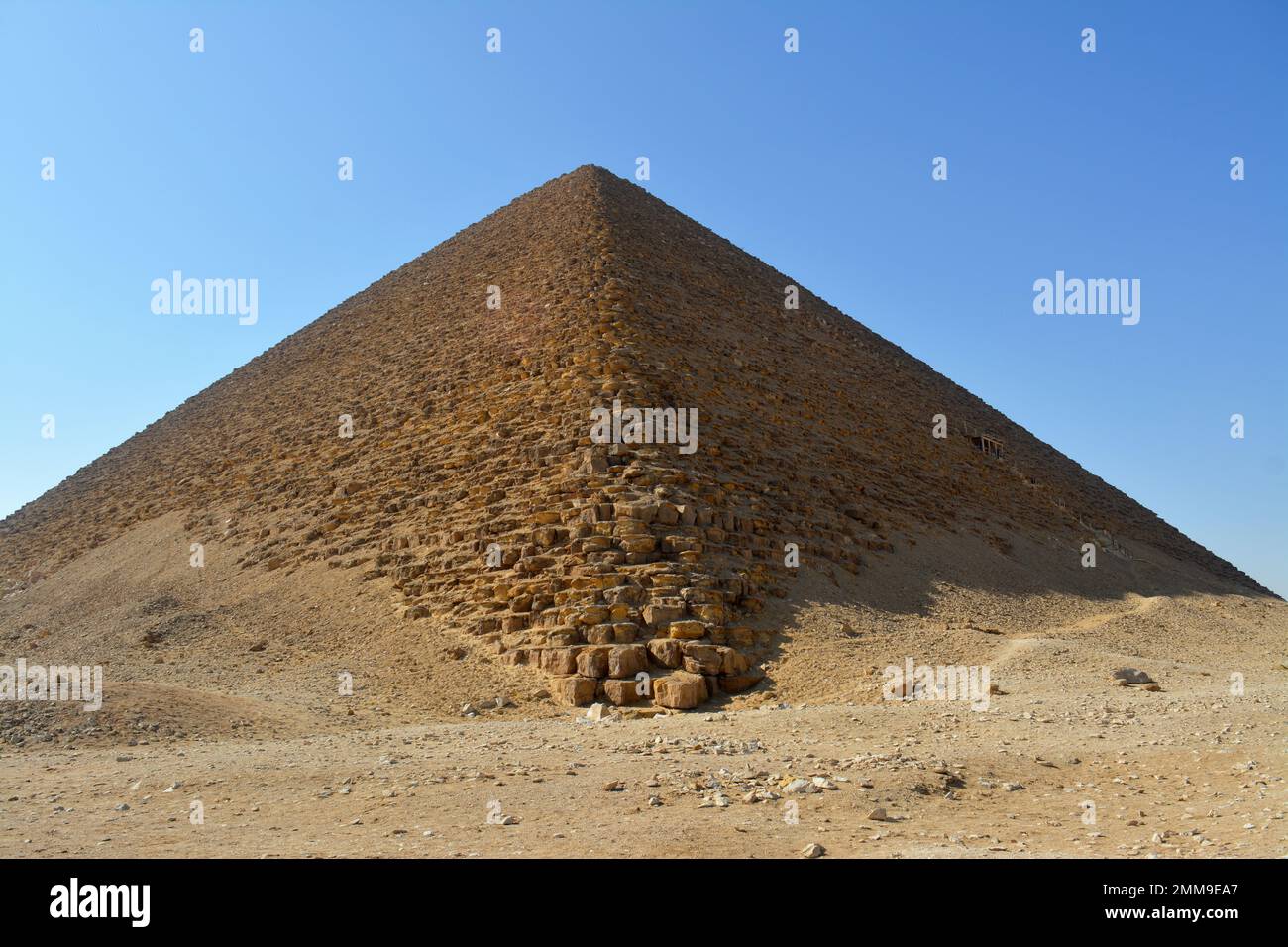 La piramide rossa nord di Dahshur del re Sneferu, chiamata per la tonalità arrugginita rossastra delle sue pietre calcaree rosse, chiamata anche piramide dei pipistrelli, contiene Foto Stock