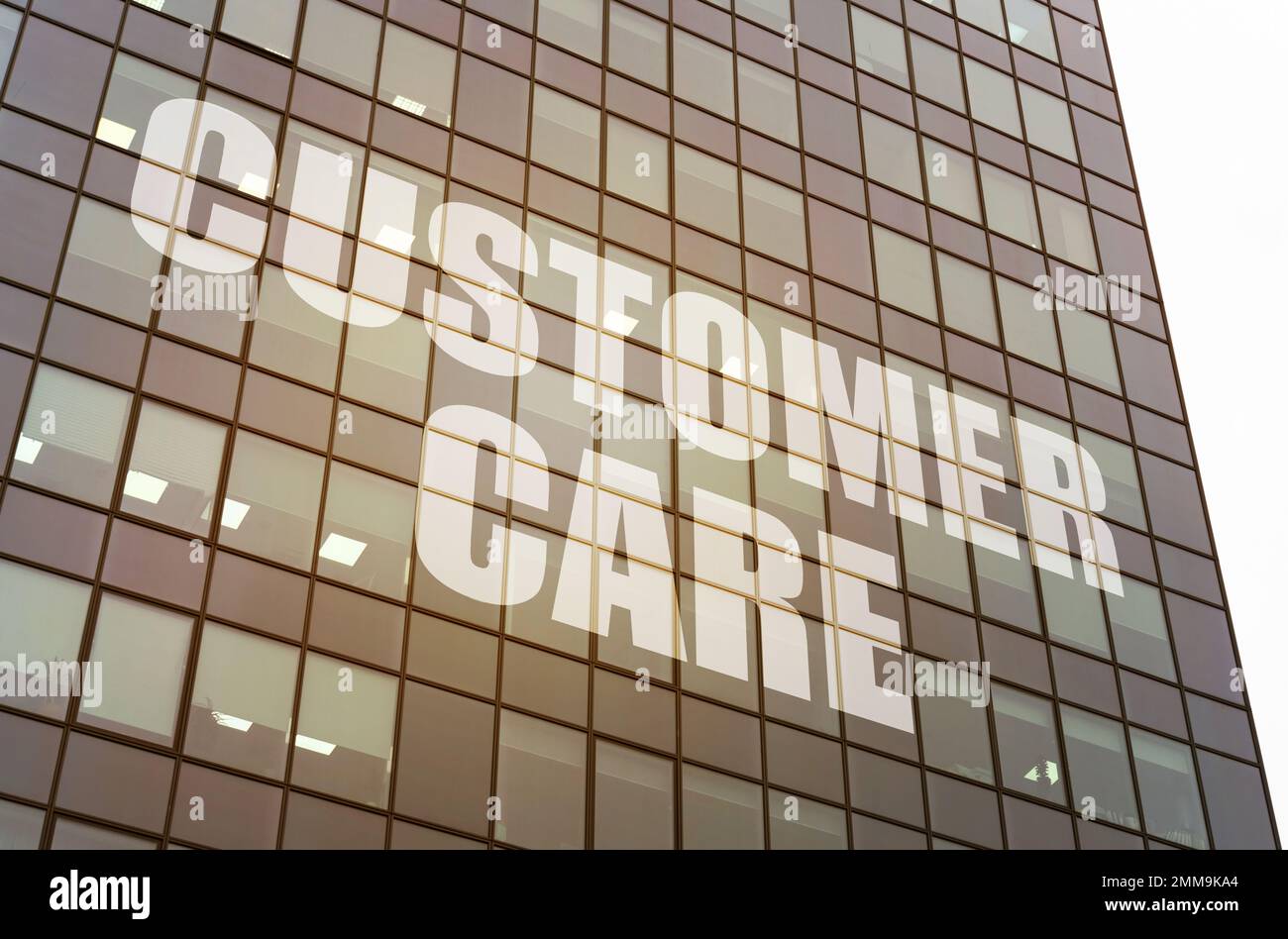 Concetto aziendale. Sulla superficie vetrata del business center è presente un'iscrizione - Customer Care Foto Stock