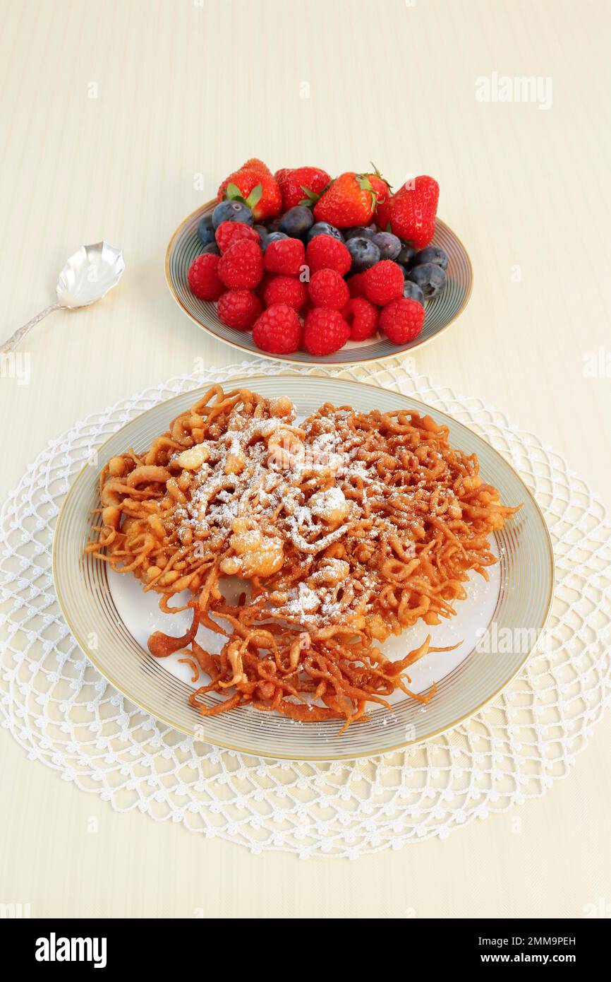 Cucina sveva, Striebele con zucchero a velo e frutti di bosco freschi, cibi cotti al forno, dessert, dessert, Germania Foto Stock