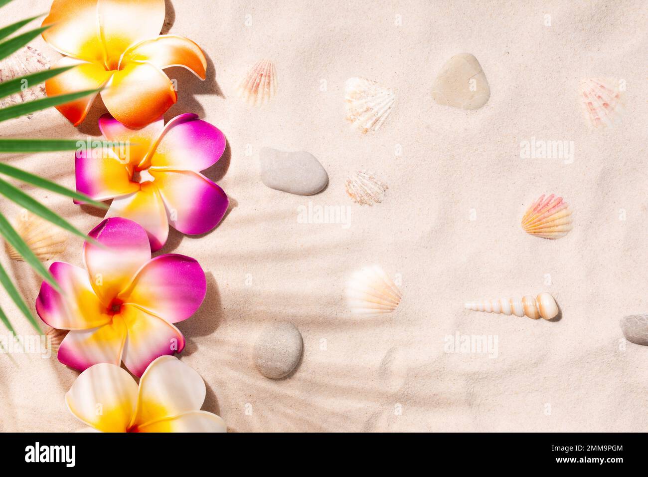 Plumeria fiori su sabbia bianca. Spiaggia tropicale sfondo Foto Stock