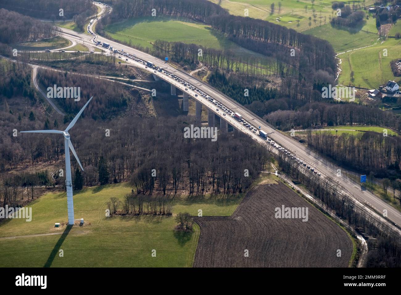 Ingorgo stradale sul tratto della BAB 45 proprio di fronte al viadotto di Rahmede. Il ponte è chiuso a tutto il traffico a causa di danni. Nord Foto Stock