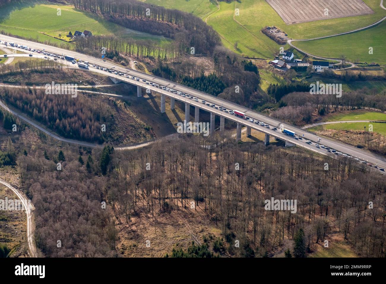 Ingorgo stradale sul tratto della BAB 45 proprio di fronte al viadotto di Rahmede. Il ponte è chiuso a tutto il traffico a causa di danni. Nord Foto Stock