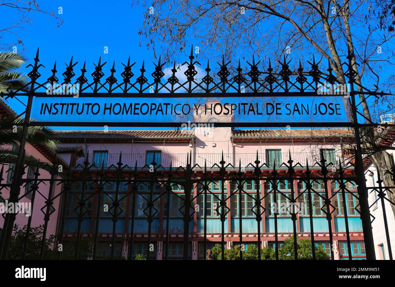 Cartello d'ingresso e recinzione in ferro l'Istituto omeopatico e Ospedale di San José progettato da José Segundo de Lema Madrid Spagna Foto Stock