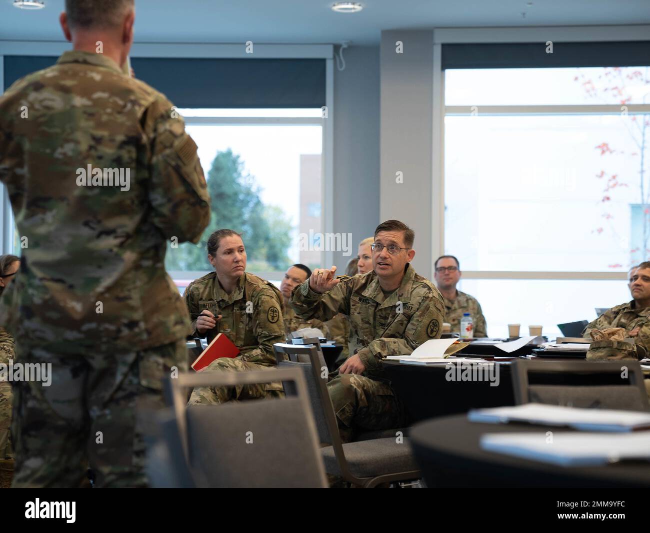 STATI UNITI Michael FEA, comandante del 673d Medical Group e direttore del mercato dell'Alaska, presenta l'analisi dei dati alla leadership medica nel mercato dell'Alaska della Defense Health Agency, 15 settembre 2022, ad Anchorage, Alaska. Questa è stata la prima volta che tutti i team di leadership DHA Alaska si sono riuniti per discutere del futuro del programma. Durante la conferenza, i gruppi di comando della base mista Elmendorf-Richardson, della base aeronautica di Eielson e del reparto medico attività-Alaska a Fort Wainwright si sono incontrati per creare un piano strategico, una visione e linee di impegno per fornire un'assistenza sanitaria completa Foto Stock