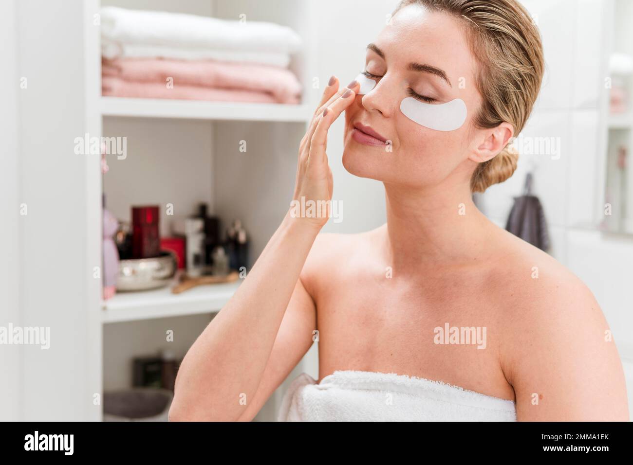 collagene maschera oculare idratante concetto di auto-cura. Bella foto Foto Stock